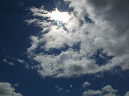 wolken, hemel, natuur, zomerwolken, blauw, zonnestraal, wolken vorm, weer, achtergronden, buitenshuis, wolk - lucht, dag, zomer, lucht, cloudscape, meteorologie, bewolking, klimaat, lage hoekweergave, schoonheid in de natuur, scenics - natuur, geen mensen, zonlicht, kalmte, witte kleur, zon, rustige scène, milieu, pluizig, helder, onheilspellend, 2K, CC0, publiek domein, royaltyvrij