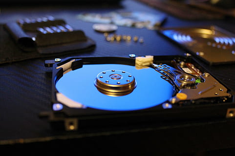 computadora, disco, generosamente, tecnología, música, adentro, cultura de las artes y entretenimiento, grabar, equipo, conexión, comunicación, nadie, azul, de cerca, placa giratoria, disco duro, equipo de grabación de sonido, equipo de computadora, equipo de sonido, Industria electrónica, parte de la computadora, equipo eléctrico, la vida nocturna, 2K, CC0, dominio público, libre de derechos