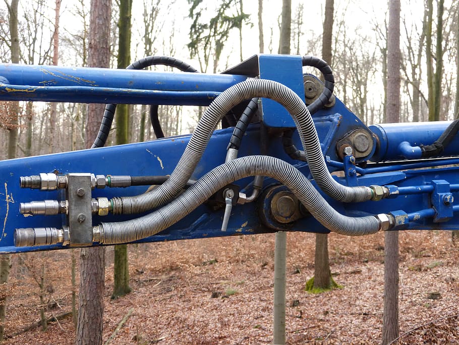 Blau, schwer, Ausrüstung, neben, Bäume, Wald, Holz, Baum, Baumkästen, Waldarbeit, Fahrzeug, Bagger, Joint, hydraulisch, Tag, Metall, Natur, keine Leute, Pflanze, Wasser, draußen, Land, Transport, Verbindung, Rohr - Rohr, Park, Landfahrzeug, Transportmittel, Fokus auf den Vordergrund, Nahansicht, Park - menschgemachter Raum, Outdoor-Spielgeräte, Rad, 4K