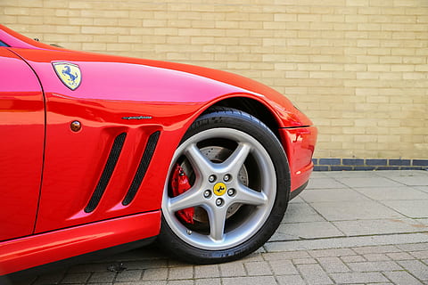 rosso, auto sportiva ferrari, grigio, marciapiede, beige, parete, ferrari, auto, prestazione, automobile, stile, veloce, lusso, gara, settore automobilistico, guidare, moderno, tecnologia, auto sportiva, trasporto, costoso, velocità, veicolo, il motore, supercar, pneumatico, ruota, mezzi di trasporto, industria, nessuno, all'aperto, giorno, modo di trasporto, veicolo a motore, veicolo terrestre, città, strada, brillante, stazionario, Al dettaglio, design, ricchezza, pulito, box auto, 2K, CC0, dominio pubblico, privo di copyright