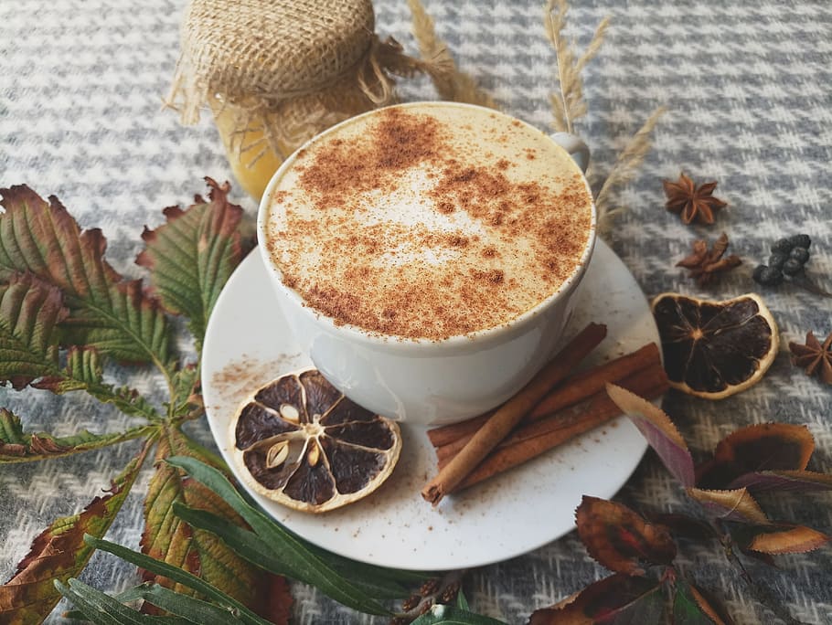 kanel kaffe, kaffe, kanel, stil, mad og drikke, krydderi, mad, stjerneanis, bord, friskhed, kaffe - drikke, drikke, stilleben, ingen mennesker, overbærenhed, kop, høj vinkel visning, forfriskning, kaffekop, sødt mad, træ - materiale, ingrediens, fristelse, porcelæn, blade, kardemomme, 4K