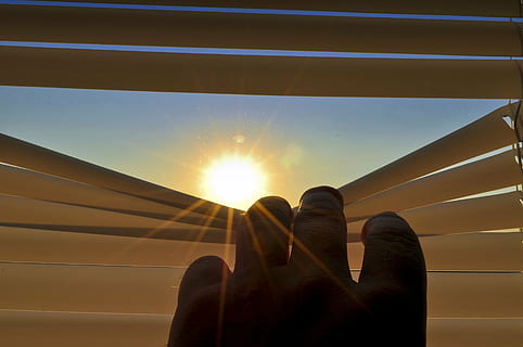 Person, suchen, Sonne, Fensterrollos, Jalousie, Rollladen, öffnen, Spalt, aussehen, Morgen, Sonnenlicht, Rollo, Licht, und, Schatten, Beleuchtung, Hand, ausschau, Wetter, menschliches Körperteil, eine Person, Sonnenuntergang, Himmel, Körperteil, Lebensstile, persönliche Perspektive, Sonnenstrahl, Natur, Erwachsene, drinnen, Männer, Gliedmaßen, niedriger Abschnitt, orange Farbe, menschliches Bein, echte Menschen, Linseneffekt, menschlicher Fuß, menschliches Glied, 4K, CC0, gemeinfrei, lizenzfrei