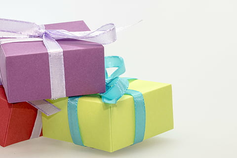 lila, Grün, Geschenkbox, Geschenke, Pakete, gemacht, Schleife, Paketschleife, Weihnachten, Weihnachtsdekoration, geben, Advent, verpackt, Geschenkverpackung, Überraschung, Muttertag, Kindergeburtstag, Geburtstag, Dekoration, Freude, bunt, Farbe, Geschenk, Kasten - Behälter, Feier, Band, Box, Container, Weihnachtsgeschenk, Studioaufnahme, Bogen, Band - Nähartikel, gebundener Bogen, Papier-, Geschenkpapier, eingewickelt, Geburtstagsgeschenk, drinnen, Emotion, keine Leute, Paket, 4K, CC0, gemeinfrei, lizenzfrei