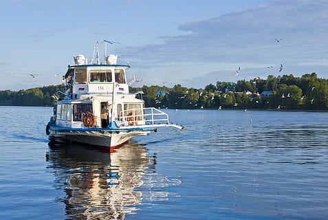 rzeka, m v, lato, woda, volga, drabina, niebo, mewy, chmury, statek morski, środek transportu, transport, nabrzeże, Natura, drzewo, zacumowany, morze, dzień, podróżować, piękno natury, na dworze, zbudowana struktura, architektura, roślina, odbicie, żadnych ludzi, statek pasażerski, 2K, CC0, domena publiczna, darmowe zdjęcia