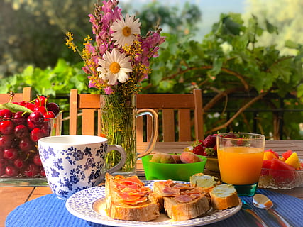 Weiß, Blau, Blumen-, Keramik, Becher, Tabelle, Frühstück, alegre, Lebensmittel, Brot, gesund, Tablett, Tomate, Obst, Essen und Trinken, Frische, Getränk, Erfrischung, Pflanze, gesundes Essen, blühende Pflanze, Blume, Tasse, Glas, keine Leute, Wohlbefinden, Vase, Trinkglas, Natur, Stillleben, Mahlzeit, Geschirr, 4K, CC0, gemeinfrei, lizenzfrei