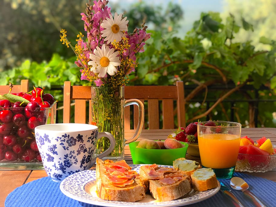 Weiß, Blau, Blumen-, Keramik, Becher, Tabelle, Frühstück, alegre, Lebensmittel, Brot, gesund, Tablett, Tomate, Obst, Essen und Trinken, Frische, Getränk, Erfrischung, Pflanze, gesundes Essen, blühende Pflanze, Blume, Tasse, Glas, keine Leute, Wohlbefinden, Vase, Trinkglas, Natur, Stillleben, Mahlzeit, Geschirr, 4K