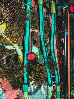 aéreo, foto, tobogán de piscina, verde, tobogán de plástico de color verde azulado, fotografía, tiempo de día, solo Iphone, multi color, nadie, día, de cerca, adentro, parque de atracciones, vista de alto ángulo, paseo en el parque de diversiones, naturaleza, cultura de las artes y entretenimiento, al aire libre, patio de recreo, metal, conexión, agua, parque acuatico, tobogán, color verde, divertido, equipo de juego deslizante, equipo de juego al aire libre, 1080P, CC0, dominio público, libre de derechos