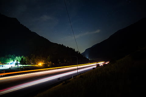 oscuro, noche, la carretera, camino, arboles, plantas, montaña, luces, larga exposición, estrellas, movimiento, sendero de luz, transporte, iluminado, velocidad, movimiento borroso, cielo, calle, naturaleza, estrella - espacio, ciudad, tráfico, paisajes - naturaleza, modo de transporte, nadie, faro, luz de la cola, al aire libre, astronomía, 5K, CC0, dominio público, libre de derechos