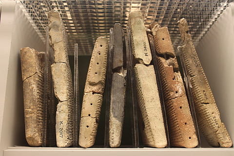 braun, Beige, Dekore, Weiß, Regal, uralt, sumer, sumerisch, Babylon, Schreiben, Kultur, Archäologie, Stein, Mesopotamien, Irak, ich rannte, Asien, Geschichte, Zivilisation, Antike, assyrisch, semitisch, Religion, Relikt, Lehm, historisch, Antiquität, Skript, Wissenschaft, Hieroglyphe, Bibliothek, Museum, Britisches Museum, keine Leute, große gruppe von gegenständen, Weinkorken, drinnen, Nahansicht, in einer Reihe, Sonnenlicht, Tag, Seite an Seite, Fülle, Stapel, Container, Korken, Hintergründe, Stillleben, Holz - Material, Essen und Trinken, Variation, Natur, Wein machen, 5K, CC0, gemeinfrei, lizenzfrei