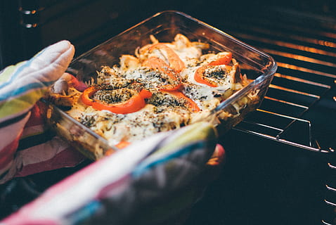 Backen, Ofen, Koch, Küche, Lebensmittel, Abendessen, Essen und Trinken, gesundes Essen, Wohlbefinden, Hand, selektiver Fokus, menschliche Hand, Frische, menschliches Körperteil, Gemüse, Nahansicht, Vorbereitung, Menschen, Hitze - Temperatur, High Angle View, Meeresfrüchte, fertig für den Verzehr, drinnen, Grill, Tablett, 4K, CC0, gemeinfrei, lizenzfrei