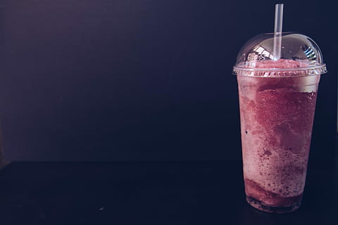 Erdbeere, Shake, Plastikverpackung, klar, Plastikbecher, gefüllt, Rosa, Flüssigkeit, Getränk, rot, Obst, wegbringen, kalt, gefroren, Australien, Queensland, Sommer-, gefrorenes Fantum, gesund, dunkel, Smoothie, Essen und Trinken, Erfrischung, kalte Temperatur, Strohhalm, Stroh, Trinkglas, Glas, Lebensmittel, Haushaltsausstattung, keine Leute, kopieren sie platz, Frische, Nahansicht, drinnen, gesundes Essen, Eiswürfel, Eis, schwarzer Hintergrund, alkoholfreies Getränk, 4K, CC0, gemeinfrei, lizenzfrei