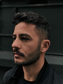 Mann, schwarz, ergattert, oben, Gesicht, Porträt, Bart, Kopfschuss, Person, Wegschauen, Ausschau halten, städtisch, Designer, Profil, urbaner Typ, eine Person, Gesichtsbehaarung, junge Männer, junger Erwachsener, Nahansicht, echte Menschen, Männer, Lebensstile, Fokus auf den Vordergrund, drinnen, Freizeitbeschäftigung, Männer mittleren Alters, suchen, Mitte Erwachsener, Betrachtung, menschliches Gesicht, 4K, CC0, gemeinfrei, lizenzfrei