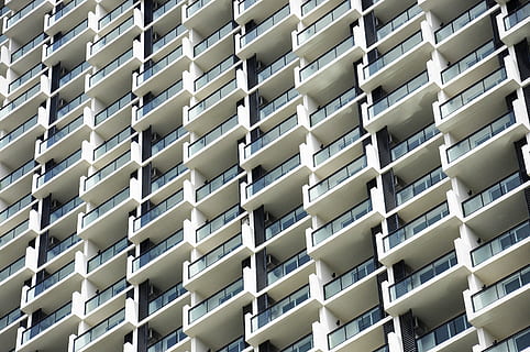 düşük açılı fotoğraf, beyaz, beton, bina, çok katlı, gündüz, Desen, tekrarlayan, mimari, ararken, gri, duvar kağıdı, ev, Malezya, kentsel, üst üste, arka, bütün çerçeve, insansız, kapatmak, tekrarlama, yapılı yapı, büyük nesne grubu, içeriye, düşük açılı görünüş, sipariş, yan yana, Beyaz renk, dokulu, pencere, metal, mimari özellik, gümüş renkli, 4K, CC0, kamu malı, telif ücretsiz