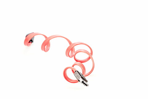 cable, sata, s-ata, separar, computadora, rojo, conexión, ordenador personal, macro, línea, Datailaufnahme, hardware, accesorios, edp, periphaerie, procesamiento de datos, eso, enchufe, negro, cable de conexión, cable plano, conexión sata, Fondo blanco, foto de estudio, copia espacio, adentro, nadie, suministros de oficina, metal, naturaleza muerta, de cerca, solo objeto, grupo de objetos, color rosa, principios, equipo, vista de alto ángulo, el color blanco, acortar, objeto hecho por el hombre, 4K, CC0, dominio público, libre de derechos