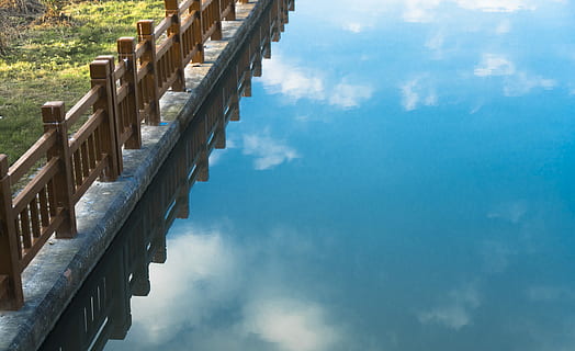 Reflexion, Gras, Wasser, Natur, Himmel, draußen, natürlich, Fluss, Gehege, Blau, im Freien, Tag, in einer Reihe, gebaute Struktur, keine Leute, die Architektur, wolke - himmel, Holz - Material, Geländer, Gebäudehülle, Brücke, Reiseziele, Richtung, Ruhe, 5K, CC0, gemeinfrei, lizenzfrei