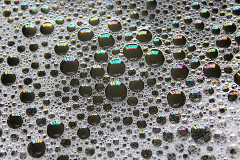 bolle, arcobaleno, sapone, pop, bolla, acqua, sfondi, far cadere, liquido, astratto, modello, macro, avvicinamento, bagnato, blu, freschezza, natura, nessuno, fotogramma intero, multicolore, grande gruppo di oggetti, in casa, abbondanza, decorazione, vista dall'alto, giorno, celebrazione, sapone sud, Colore bianco, design, tessile, forma, ornato, 5K, CC0, dominio pubblico, privo di copyright