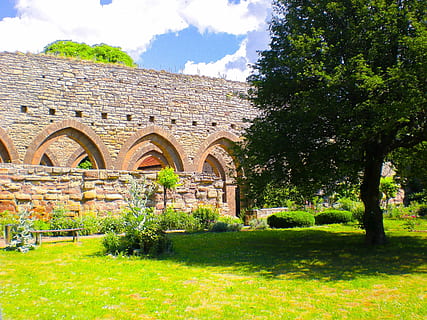 antico, architettura, panchina, costruzione, castello, Chiesa, città, nuvole, luce del giorno, giardino, Gotico, erba, Casa, punto di riferimento, paesaggio, prato, all'aperto, parco, piante, cielo, pietra, muro di pietra, estate, turismo, viaggio, alberi, immagini di dominio pubblico, storia, vecchio, Europa, Italia, culture, pianta, albero, struttura costruita, natura, arco, giorno, nessuno, crescita, esterno dell'edificio, nuvola - cielo, colore verde, il passato, campo, 2K