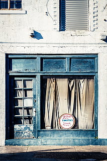 foto, tancat, botiga, negre, porta, blanc, vermell, decoratiu, placa, blau, fusta, marc de finestra, frontal, durant el dia, exterior de l'edifici, finestra, cap gent, façana, arquitectura, escena urbana, vell, a l'aire lliure, passat de moda, signe, funció de construcció de parets, estructura construïda, cortina, dia, edifici, entrada, barri residencial, naturalesa, llum solar, paret, graffiti, vidre - material, casa, 4K, CC0, domini públic, lliure de regalies