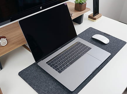 macbook, professionista, topo magico di mele, computer, schermo, topo, scrivania, ufficio, il computer portatile, tecnologia, tecnologia wireless, tavolo, connessione, comunicazione, in casa, mobilia, vista dall'alto, nessuno, dispositivo di informazione portatile, attrezzatura informatica, legno - materiale, moderno, colore nero, attività commerciale, schermo del computer, tastiera, vuoto, 5K, CC0, dominio pubblico, privo di copyright