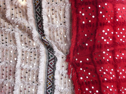fotografie aproape, roșu, gri, textile, țesătură, marocan, arabic, structura, culoare, substanţe, colorat, model, textil, cadru complet, fundaluri, nici o persoana, cu amănuntul, de vânzare, îmbrăcăminte, în interior, a închide, alegere, natură moartă, variație, magazin, grup mare de obiecte, industrie, Modă, cumpărături, vânzare, afișare cu amănuntul, haine calde, consumismului, broderie, 2K, CC0, domeniu public, fără drepturi de autor