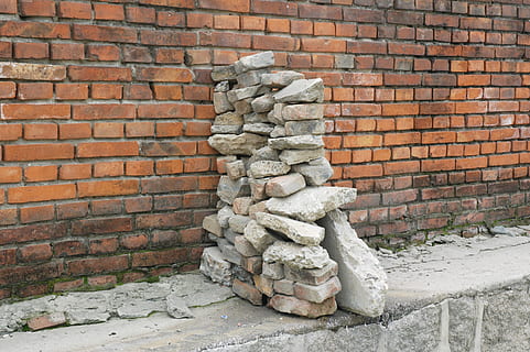 parete, mattone, opere murarie, rocce, mattoni, roccia, mucchio, pila, muratura, struttura, anziano, muro di mattoni, esterno, macerie, disordinato, pezzi, urbano, argilla, intemperie, modello, costruzione, abbandonato, caratteristica della parete, vecchio, architettura ed edifici, materiale lapideo, nessuno, all'aperto, architettura, struttura costruita, giorno, solido, grande gruppo di oggetti, industria, natura, esterno dell'edificio, equilibrio, abbondanza, avvicinamento, muro di pietra, 2K, CC0, dominio pubblico, privo di copyright