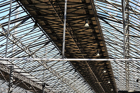 astratto, architettura, moderno, sfondo, graficamente, simmetria, acciaio, Inquadratura dal basso, struttura costruita, modello, nessuno, fotogramma intero, metallo, giorno, sfondi, all'aperto, soffitto, esterno dell'edificio, industria, sviluppo, industria di costruzioni, tetto, caratteristica architettonica, natura, costruzione, sito di costruzione, lega, trave, architrave, 4K, CC0, dominio pubblico, privo di copyright