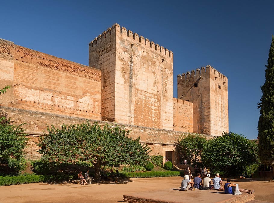 grenada, espanya, núvols, edifici, cel, castell, fortalesa, històric, referència, gent, turisme, estiu, primavera, naturalesa, fora, arbres, història, antic, destinacions de viatge, antiga ruïna, arbre, arquitectura, el passat, grup de persones, estructura construïda, planta, persones reals, exterior de l'edifici, homes, adult, dones, cel clar, dia, arqueologia, civilització antiga, 2K