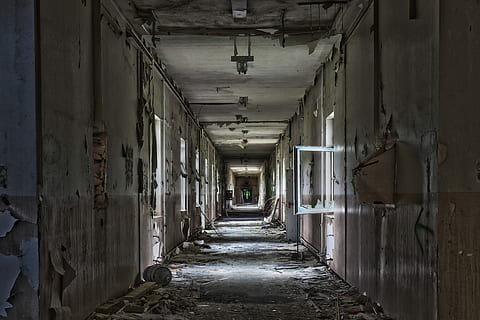 vuoto, distrutto, abbandonato, corridoio di costruzione, partire, entro, architettura, porta, pavimento, vecchio, casa, vecchia casa, vecchio edificio, costruzione, decaduto, strano, finestra, rottura, intemperie, decadimento, trascurato, cadente, corri giù, transitorietà, rotto, transitorio, rovinare, perso, passato, dimenticare, posti persi, pforphoto, malaticcio, posti dimenticati, distruzione, finitezza, sporco, corridoio, direzione, la strada davanti, portico, in casa, struttura costruita, nessuno, prospettiva decrescente, caratteristica della parete, assenza, giorno, declino, soffitto, deterioramento, attrezzatura per l'illuminazione, 4K, CC0, dominio pubblico, privo di copyright