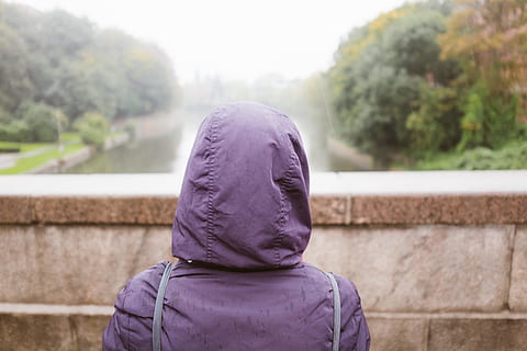 ragazza in cappa, ragazza, cappuccio, persone, all'aperto, una persona, uomini, solitudine, immagine a colori, retrovisore, cappuccio - abbigliamento, camicia con cappuccio, giorno, capi di abbigliamento, colpo alla testa, persone reali, stili di vita, concentrarsi sulle conoscenze acquisite, adulto, albero, natura, ritratto, donne, bambino, femmine, pioggia, volto oscurato, stagione piovosa, 4K, CC0, dominio pubblico, privo di copyright