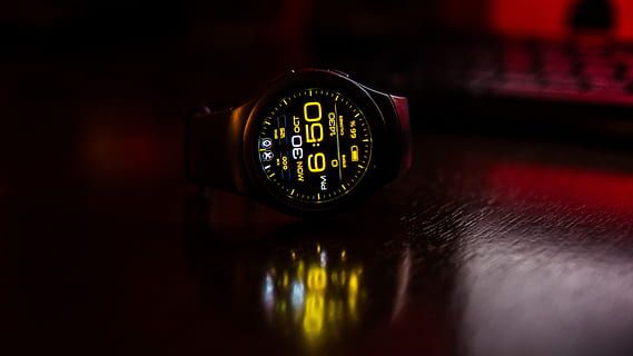 il giro, nero, digitale, orologio, 06:50, visualizzazione, riflessione, tavolo, scrivania, numeri, tempo, numero, in casa, nessuno, concentrarsi sulle conoscenze acquisite, avvicinamento, sveglia, buio, girato in studio, notte, singolo oggetto, illuminato, precisione, legno - materiale, strumento del tempo, tecnologia, 5K, CC0, dominio pubblico, privo di copyright