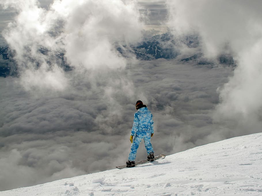 muž, snowboard, sněhové pole, muži snowboarding, během dne, sníh, zimní, mrak, nebe, snowboardista, snowboarding, sport, osoba, hora, chlapec, lyžování, pohoří, natre, studená teplota, jedna osoba, plná délka, stojící, krása v přírodě, volnočasové aktivity, mrak - nebe, den, Příroda, zpětný pohled, scenics - příroda, dobrodružství, aktivita, zasněžené hory, teplé oblečení, venku, extrémní počasí, 4K