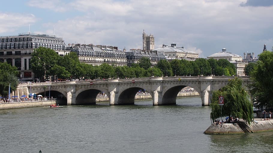 most, seine, památník, most - mužská konstrukce, architektura, řeka, spojení, stavba, voda, přeprava, exteriér budovy, město, nebe, mrak - nebe, Příroda, obloukový most, námořní plavidlo, způsob dopravy, nábřeží, oblouk, strom, venku, panoráma města, 2K