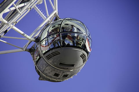 Menschen, Innerhalb, Weiß, ferris, Wheel Pod, niedrig, Winkel Fotografie, hängend, Essbereich, pod, Struktur, Blau, Himmel, London Eye, klarer Himmel, die Architektur, Natur, sonnig, Transport, gebaute Struktur, Flachwinkelansicht, draußen, keine Leute, Stadt, Planet Erde, Gebäudehülle, Tag, Vergnügungspark, Reise, Transportmittel, Sonnenlicht, Freizeitpark Achterbahn, 5K, CC0, gemeinfrei, lizenzfrei