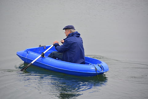 vogatore, uomo, canottaggio, acqua, barca, mezzi di trasporto, sport acquatici, remo, nave nautica, una persona, kayak, attività di svago, persone reali, giorno, uomini, natura, stili di vita, modo di trasporto, lungomare, mare, adulto, detenzione, vista laterale, lunghezza intera, all'aperto, 5K, CC0, dominio pubblico, privo di copyright