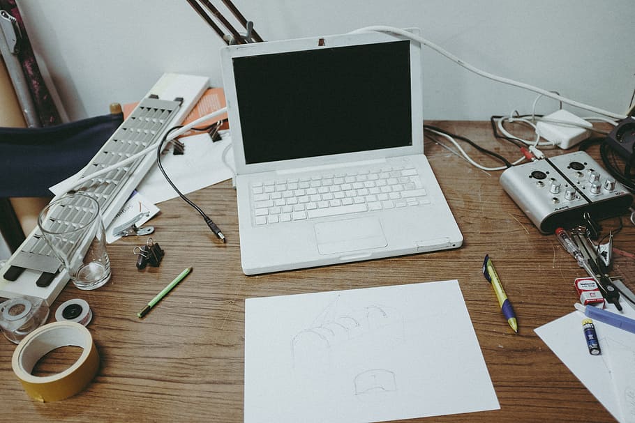 artista di, studio dell'artista, vecchio, macbook, studio d'artista, concetti e idee, oggetti, computer, il computer portatile, scrivania, tecnologia, attività commerciale, ufficio, in casa, tavolo, nessuno, attrezzatura, lavoro, documento, tastiera del computer, carta, penna, connessione, mobilia, natura morta, comunicazione, vista dall'alto, attrezzatura informatica, legno - materiale, tecnologia wireless, tastiera, lavoro d'ufficio, 4K