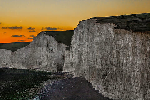 gris, negre, penya-segat, roques blanques, Anglaterra, alçada, mar, naturalesa, rock - object, paisatge, línia de costa, oceà Atlantic, escenics, posta de sol, cel, arquitectura, núvol - cel, estructura construïda, cap gent, color taronja, escenics - natura, aigua, bellesa a la natura, a l'aire lliure, tranquil·litat, escena tranquil·la, muntanya, destinacions de viatge, idíl·lic, antic, civilització antiga, 5K, CC0, domini públic, lliure de regalies