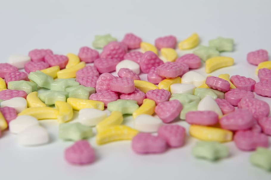 masticables de vitamines de colors assortits, caramels, dolços, dragees, caramels en pols, píndoles pulverulentes, decoracions per a pastissos, multicolor, menjar dolç, dolç, menjar i beguda, menjar, variació, gran grup d'objectes, tir de l'estudi, menjar poc saludable, indulgència, abundància, a l'interior, temptació, primer pla, fons blanc, cap gent, elecció, enfocament selectiu, frescor, cor dolç, berenar, excés, 4K