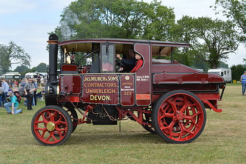 Dampfmaschine, Zugmaschine, Dampf, Motor, rot, Feuerwehrauto, Tag, draußen, Baum, Menschen, Transport, Transportmittel, Landfahrzeug, Pflanze, Natur, Gruppe von Leuten, Feld, öffentliche Verkehrsmittel, echte Menschen, Land, Reise, Gras, die Architektur, Menge, Rad, 5K, CC0, gemeinfrei, lizenzfrei