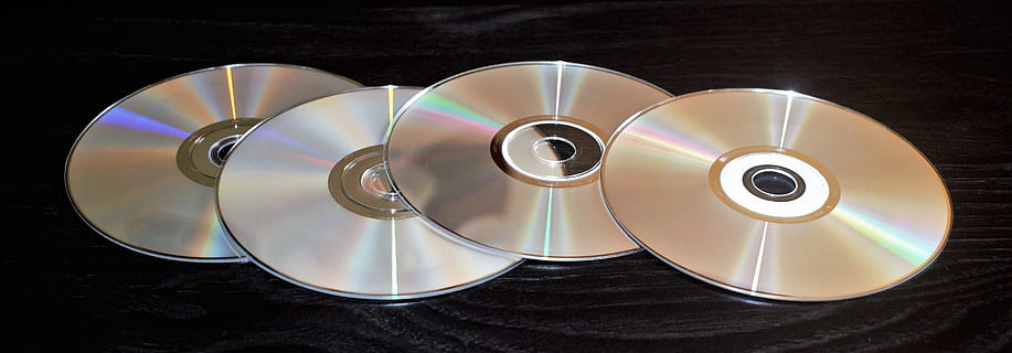 quatre disques compacts, les disques, CD, DVD, Logiciel, numérique, CD ROM, DVD ROM, ROM, Blu Ray, La technologie, ordinateur, espace de rangement, compact, Les données, disque, médias, la musique, films, l'audio, quatre, disque compact, culture artistique et divertissement, record, équipement, à l'intérieur, personne, cercle, fermer, Forme géométrique, brillant, forme, prise de vue en studio, multimédia, gris, blanc, 5K, CC0, domaine public, libre de droits