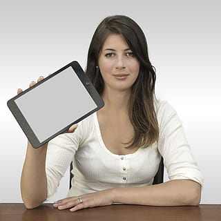 Foto, kvinde, bedrift, sort, tablet computer, ipad, præsentation, digital, person, Skærm, tablet, mobil, Information, touchscreen, gadget, viser, tom, Kvinder, blank, apparat, meddelelse, app, web, medier, sidder, en person, portræt, forfra, kigger på kameraet, ung voksen, unge kvinder, langt hår, frisure, teknologi, hår, smilende, indendørs, bord, voksen, forbindelse, trådløs teknologi, smuk kvinde, 2K, CC0, offentligt domæne, royaltyfrie
