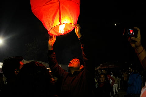 mand, b mangler jakke, bedrift, himmel lanterne, jakke, nat, mennesker, menneskemængde, fest, begivenhed, tilskuer, traditionel festival, herrer, belysningsudstyr, kun voksne, stor gruppe mennesker, udendørs, belyst, rigtige mennesker, gruppe af mennesker, lanterne, teknologi, trådløs teknologi, voksen, fotografering temaer, kunstkultur og underholdning, livsstil, papir lanterne, arme hævet, 5K, CC0, offentligt domæne, royaltyfrie