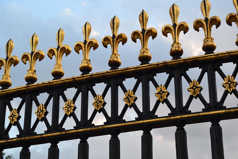 hegn, guld, gitter, england, himmel, ingen mennesker, natur, metal, lav vinkel visning, dag, guldfarvet, arkitektur, religion, bygget struktur, udendørs, sky - himmel, sted for tilbedelse, mønster, tro, design, spiritualitet, rækværk, dekoration, fortiden, udsmykkede, 2K