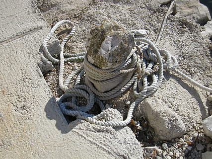 kotvení, uzel, bota, molo, lano, den, nikdo, Příroda, svázaný, síla, slunečního světla, přistát, detail, venku, pláž, písek, pevný, Skála, vysoký úhel pohledu, rock - objekt, Spletený, kov, přeprava, voda, odvětví rybolovu, 4K, CC0, veřejná doména, bez autorských práv