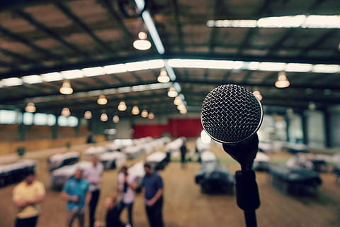 microfono, foto del treppiede, selettivo, messa a fuoco, palcoscenico, sala, dispositivo di input, concentrarsi sulle conoscenze acquisite, attività commerciale, in casa, comunicazione, tecnologia, musica, adulto, cultura artistica e intrattenimento, persone, persone accessorie, incontro, architettura, occupazione, avvicinamento, donne, rumore, attrezzatura, anticipazione, discorso, 4K, CC0, dominio pubblico, privo di copyright