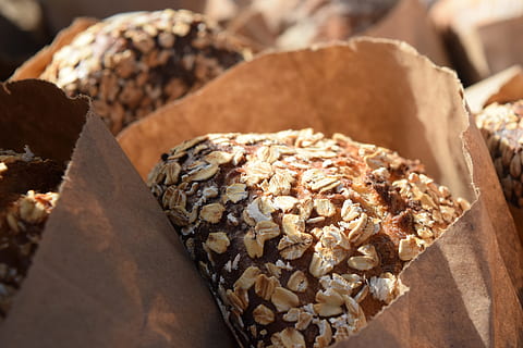 pâine, proaspăt, grâu, maro, sănătos, făină, mic dejun, masă, natural, coace, de casă, gustos, brutărie, cereale, gurmand, organic, delicios, prospeţime, nutriție, crustă, piata fermierilor, mancare si bautura, alimente, copt, în interior, a închide, sămânță, nici o persoana, hârtie, mâncat sănătos, natură moartă, mâncare dulce, bunăstare, gata să mănânce, punga de hartie, vedere în unghi mare, să se concentreze asupra primelor elemente, mancare frantuzeasca, ispită, gustare, 4K, CC0, domeniu public, fără drepturi de autor