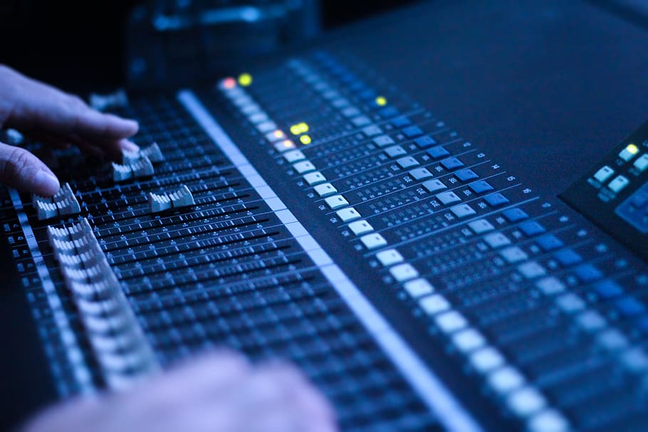 persona, utilitzant, negre, equalitzador, consola d’àudio, música, electrònica, àudio, so, control, equip d’àudio, mesclador de so, tecnologia, equip de gravació de so, estudi, barreja, mà humana, estudi de gravació, mà, part del cos humà, cultura i entreteniment artístic, soroll, equipament, panell de control, dit, ajustament, primer pla, dit humà, estació de ràdio, polsador, música rock, equipament elèctric, club dj, 2K
