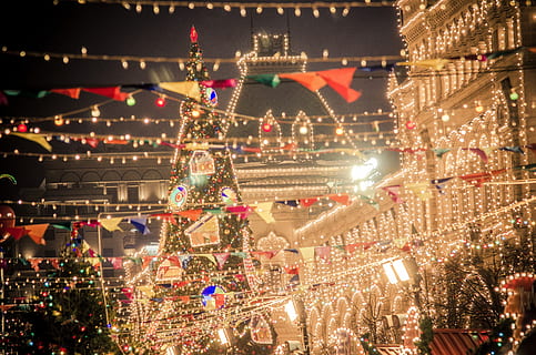 LED, string light, jalan, waktu malam, festival, lampu, malam, gelap, bendera, diterangi, perayaan, Arsitektur, hari Natal, liburan, kota, dekorasi, lampu Natal, eksterior bangunan, pohon Natal, dekorasi Natal, pohon, struktur yang dibangun, orang banyak, peristiwa, menanam, tujuan wisata, pasar Natal, malam tahun baru, 2K, CC0, domain publik, bebas royalti