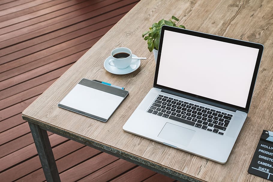 MacBook, pro, convertit, superior, marró, fusta, taula, tassa de te, plat, MacBook Pro, encès, activat, a la part superior, taula de fusta, portàtil, quadern, treballar, teclat, independent, ordinador, PC, calculadora, tauleta, tauleta gràfica, claus, pantalla, maqueta, oficina a casa, a casa, feina d'oficina, oficina, lloc de treball, disseny web, poma, monitor, lancer, treball a l’exterior, negocis, èxit, Internet, mac, tallador, pel·lícula, tallar, editar, material de fusta, escriptori, tecnologia, a l'interior, cap gent, tecnologia sense fils, portabilitat, comunicació, connexió, tassa, beure, cafè - beguda, menjar i beguda, tassa de cafè, cafè, xarxa d’ordinadors, mobles, dispositiu d’informació portàtil, usant portàtil, modern, vaixella, en blanc, 5K