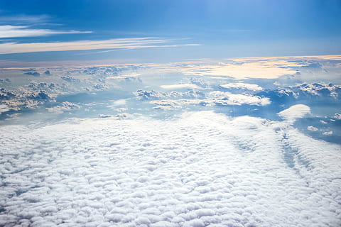 hav, vit, moln, moln på världen, himmel, molnvy, blå, fluffig, vackert landskap, lugn, atmosfär, natur, scenics, skönhet i naturen, lugn plats, inget folk, moln - himmel, scenics - natur, flygperspektiv, vit färg, clouds, vinter-, idyllisk, dag, miljö, snö, kall temperatur, solljus, mjukhet, ovan, 2K, CC0, offentligt domän, royaltyfria