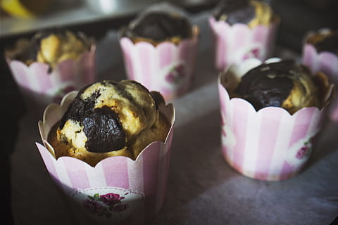 aliments, sucre, Pâques, bonbons, cuisson, gâteau, Chocolat, Couleur, crème, crémeux, petits gâteaux, décoration, délicieux, profondeur de champ, dessert, fruit, goody, fait maison, indulgence, muffin, Pâtisserie, rose, nature morte, sucré, images de redevances, Nourriture et boisson, fermer, personne, fraîcheur, à l'intérieur, aliments sucrés, fleur, plante à fleurs, mise au point sélective, couleur rose, se concentrer sur le premier plan, table, plante, alimentation saine, la nature, fête, tentation, plateau, violet, 5K, CC0, domaine public, libre de droits